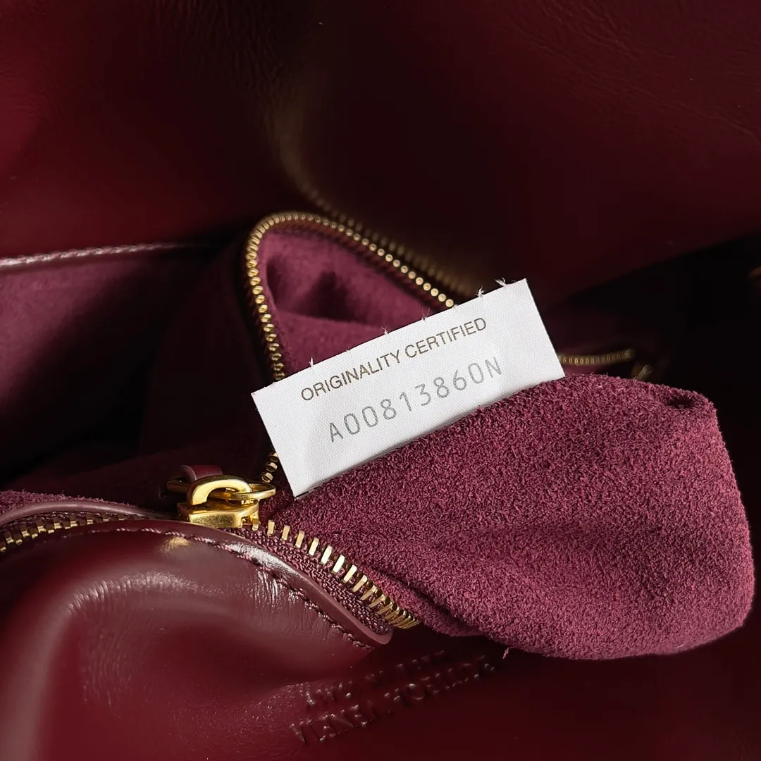Batch 1680 Inspired by the 1970s, the Bottega Veneta women's logo shoulder bag has a smooth leather surface that brings a clean and handsome feel, just like the neatness and tenacity of a working woman. The front buckle is made of high-quality hardware pendant, the overall retro elegance, and the excellent leather feels soft. This Bottega Veneta series can be described as beautiful, weakening the complexity of the outfit, not competing for it, and only using the best quality to interpret itself. Style number: 806034 (large size) Size: 30*20*8cm